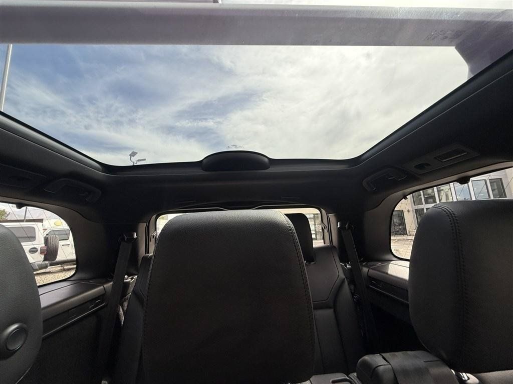 Used 2018 Land Rover Discovery HSE AWD/4WD image 25