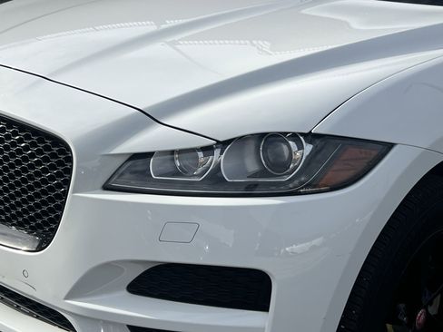 Used 2019 Jaguar F-PACE Premium image 12