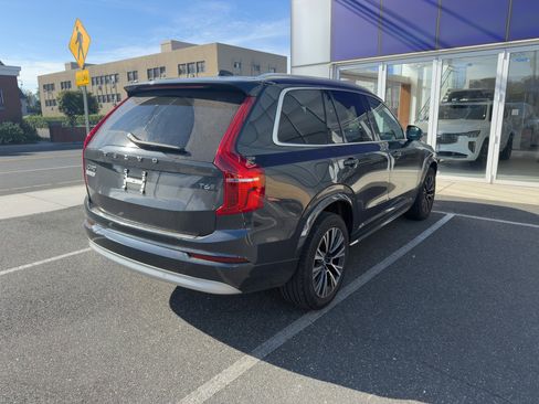 Certified 2022 Volvo XC90 T6 Momentum w/ Climate Package image 9