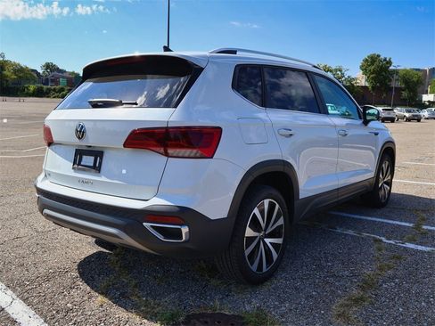 Certified 2022 Volkswagen Taos SE image 5