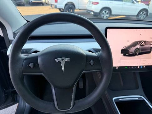 Used 2023 Tesla Model Y Long Range AWD 4dr Crossover image 11