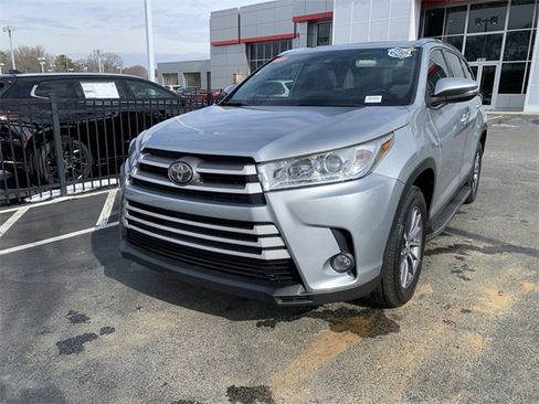 Used 2019 Toyota Highlander XLE image 4