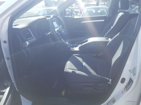Used 2019 Toyota Highlander LE image 10