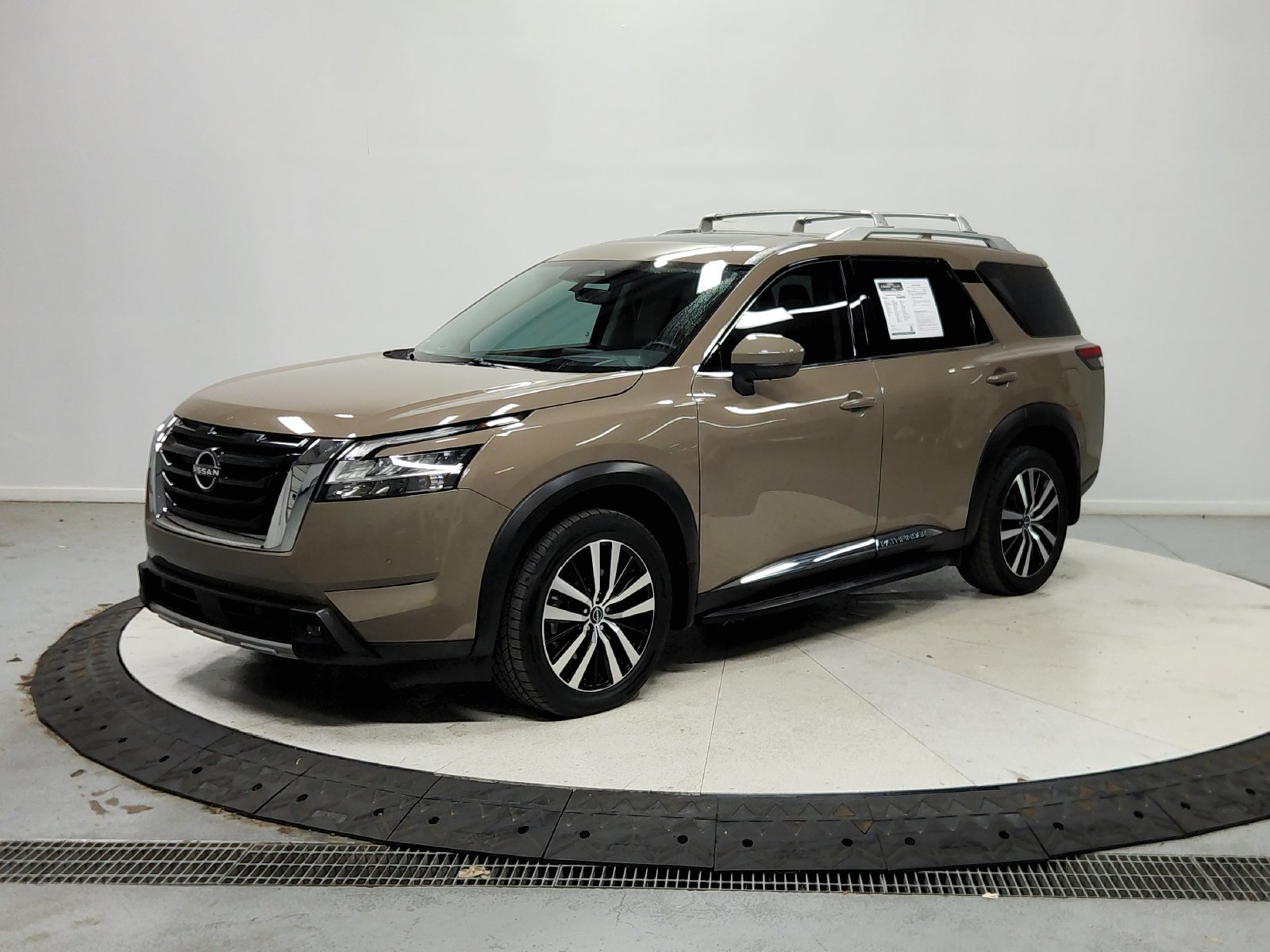Used 2023 Nissan Pathfinder Platinum w/ Cargo Package AWD/4WD image 4