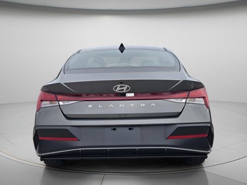Certified 2025 Hyundai Elantra SEL FWD image 6