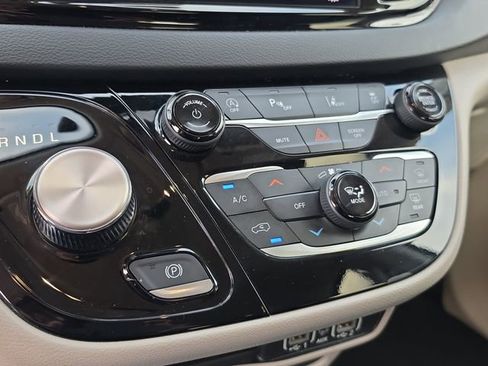 Used 2023 Chrysler Pacifica Touring-L FWD image 26