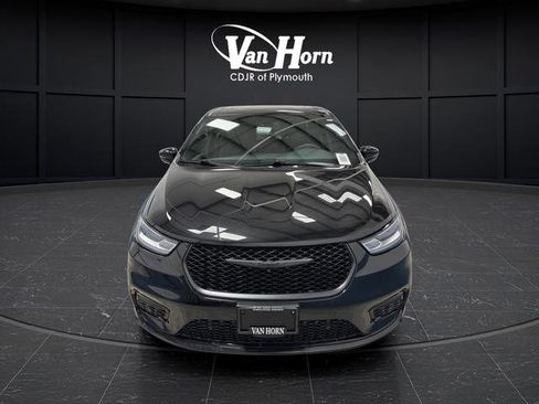 Used 2023 Chrysler Pacifica Limited w/ Uconnect Theater Family Group image 13