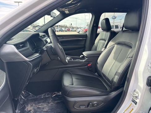 New 2025 Jeep Grand Cherokee Limited image 4