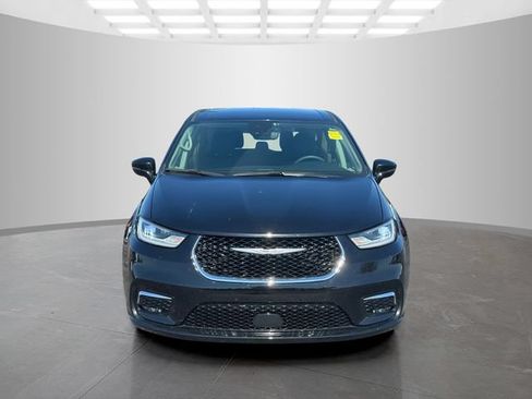 Certified 2024 Chrysler Pacifica Touring-L FWD image 2