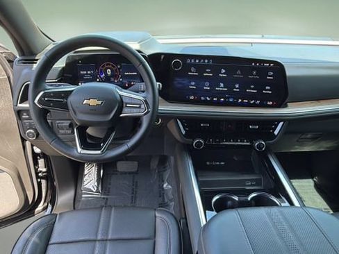 Used 2025 Chevrolet Suburban High Country AWD/4WD image 10