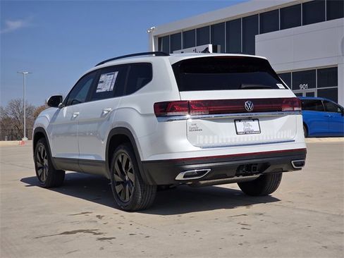 Used 2024 Volkswagen Atlas SE w/ Panoramic Sunroof Package image 5