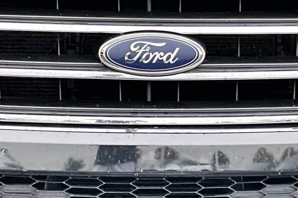 Used 2015 Ford Expedition EL XLT w/ Equipment Group 202A AWD/4WD image 12