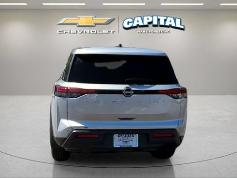 Used 2025 Nissan Pathfinder S FWD image 4