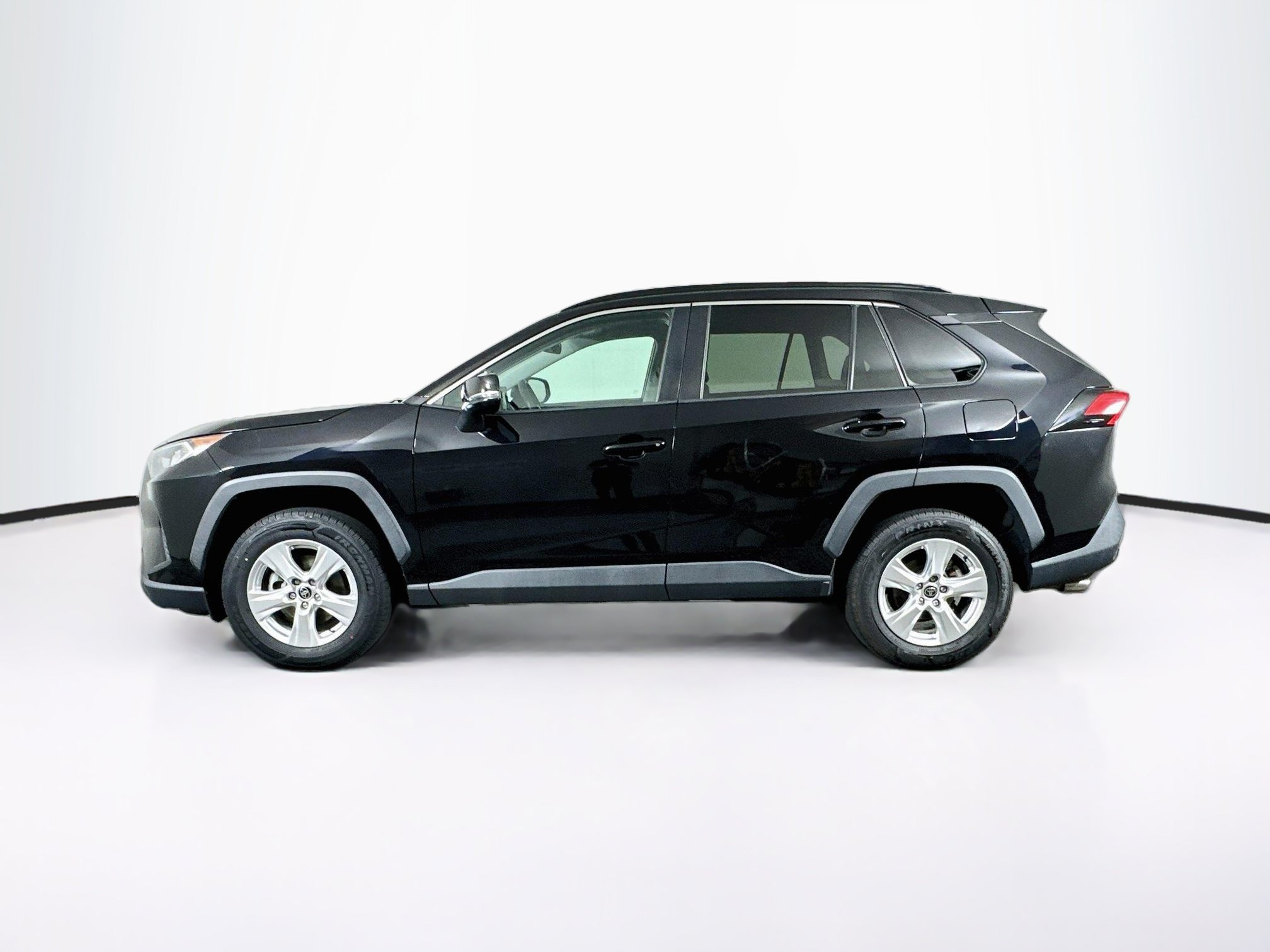Used 2021 Toyota RAV4 XLE FWD image 4