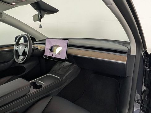 Used 2024 Tesla Model Y Long Range RWD image 19