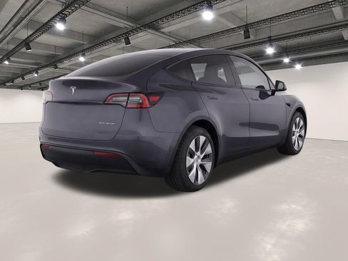 Used 2024 Tesla Model Y Long Range AWD/4WD image 4