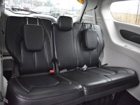 Used 2023 Chrysler Pacifica Touring-L FWD image 15