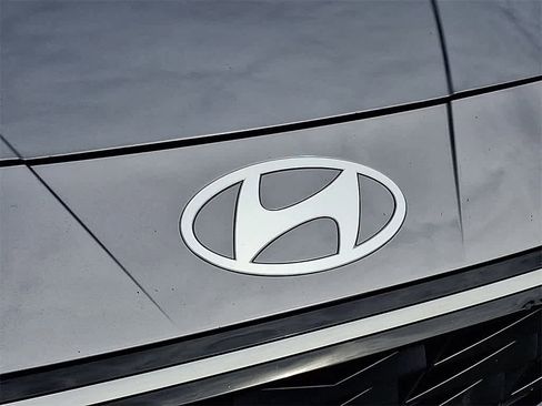 Used 2025 Hyundai Elantra Limited image 30