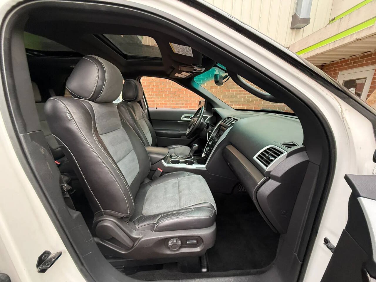 Used 2015 Ford Explorer XLT w/ Equipment Group 202B AWD/4WD image 25
