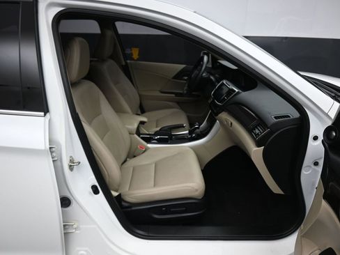 Used 2017 Honda Accord Touring image 44