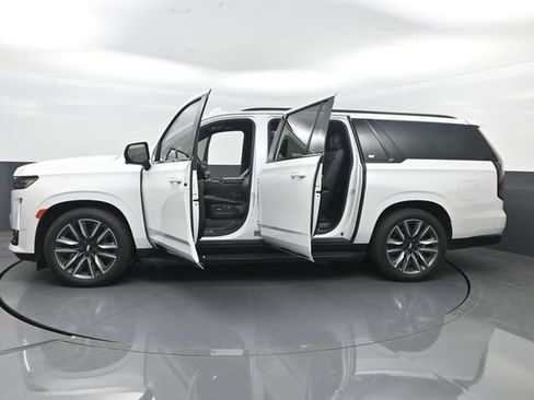 Used 2023 Cadillac Escalade ESV Sport Platinum w/ LPO, ONYX Package AWD/4WD image 33