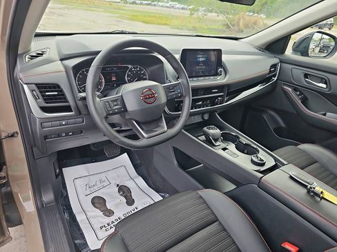 Used 2025 Nissan Rogue SV image 17