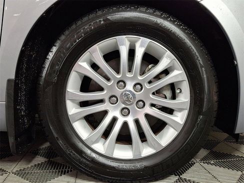 Used 2015 Toyota Sienna XLE image 11