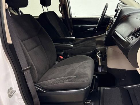 Used 2019 Dodge Grand Caravan SE FWD image 24
