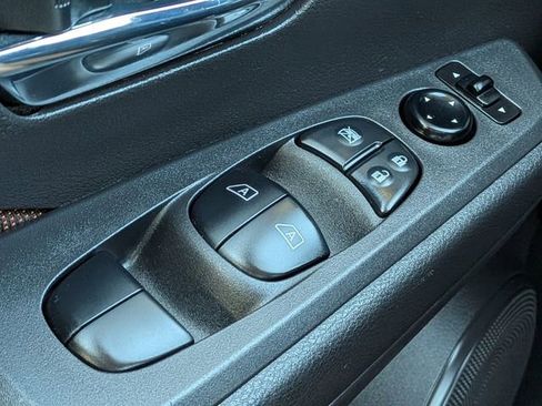 Used 2022 Nissan Kicks SR image 22