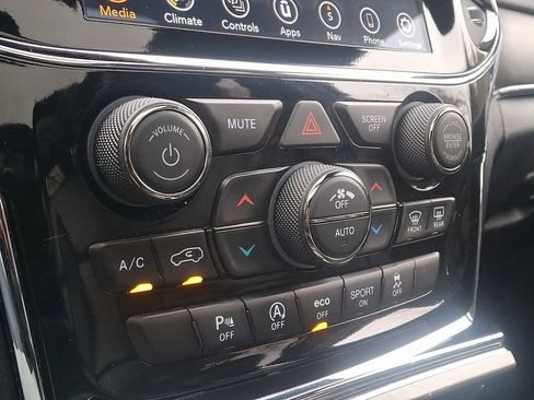 Used 2021 Jeep Grand Cherokee Limited w/ Luxury Group II image 18