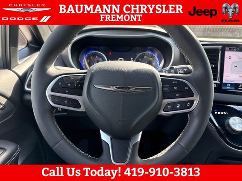 Used 2025 Chrysler Pacifica Select FWD image 14