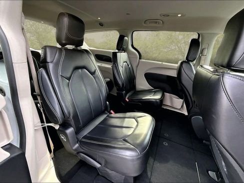 Used 2023 Chrysler Pacifica Touring-L FWD image 25