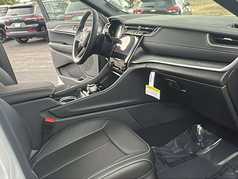 New 2025 Jeep Grand Cherokee Limited w/ Luxury Tech Group II image 11