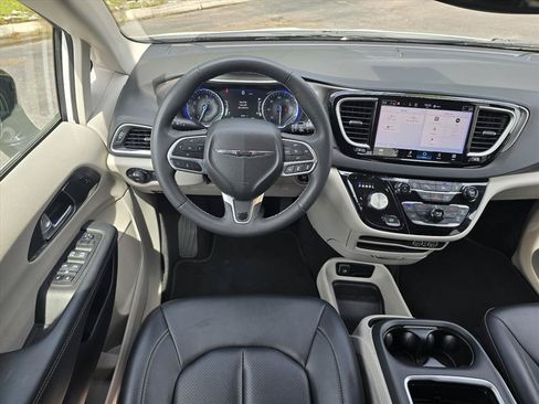Used 2024 Chrysler Pacifica Touring-L FWD image 13