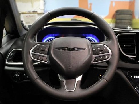 Used 2025 Chrysler Pacifica Select FWD image 19