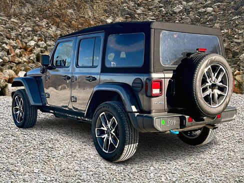 Used 2024 Jeep Wrangler Unlimited image 10