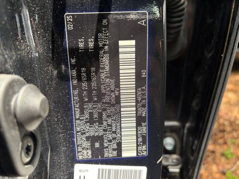 Used 2025 Toyota Highlander LE FWD image 32