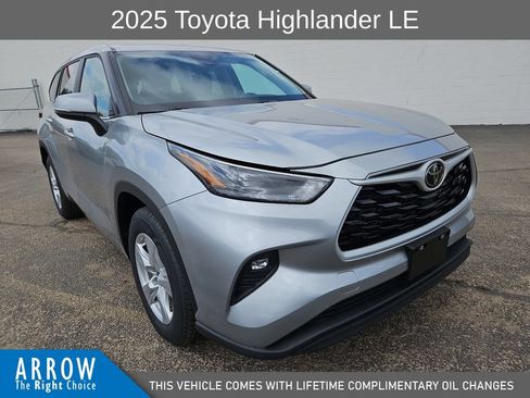 Used 2025 Toyota Highlander LE FWD image 2