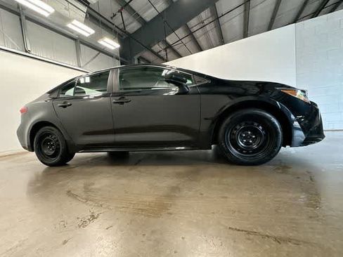 Used 2022 Toyota Corolla LE FWD image 3