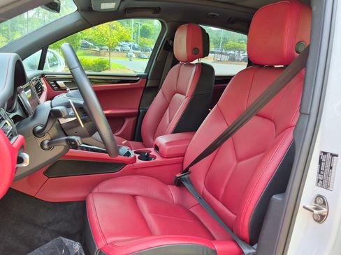 Certified 2025 Porsche Macan S AWD/4WD image 5