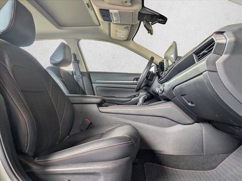 Used 2023 Nissan Altima 2.5 SR w/ SR Premium Package image 21