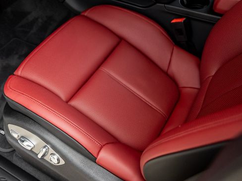 Certified 2025 Porsche Macan image 21