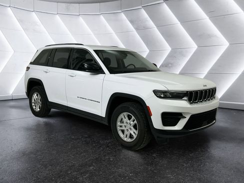 Used 2024 Jeep Grand Cherokee Laredo RWD image 1