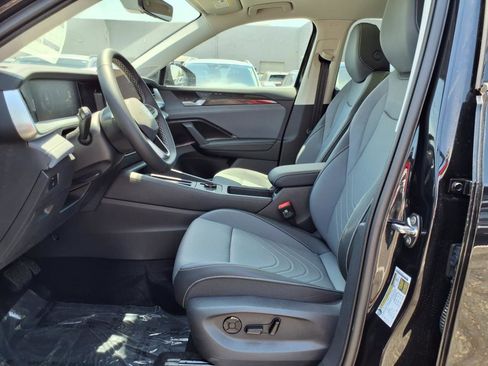 New 2025 Volkswagen Tiguan SE image 13