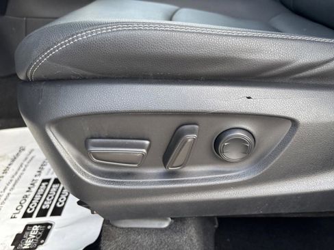 Used 2022 Toyota Corolla Cross XLE image 29