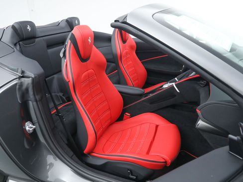 Certified 2025 Ferrari Roma Spider RWD image 31
