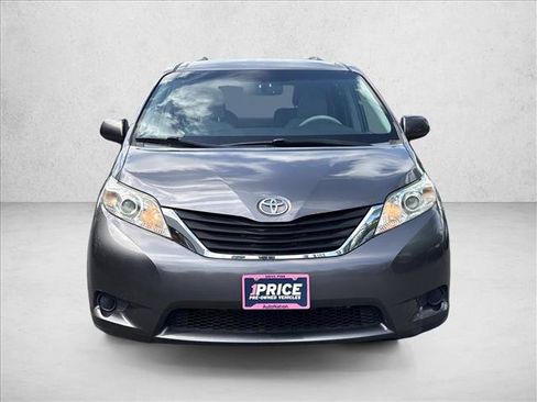 Used 2013 Toyota Sienna LE w/ Towing Pkg FWD image 2