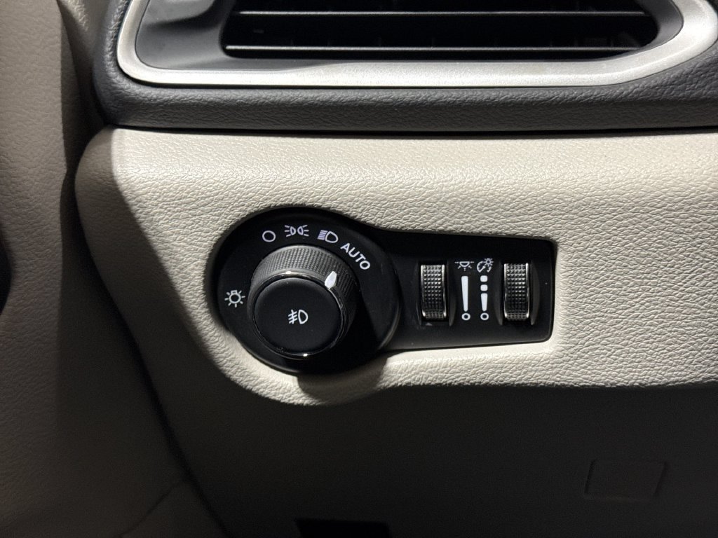 Used 2024 Chrysler Pacifica Touring-L FWD image 18