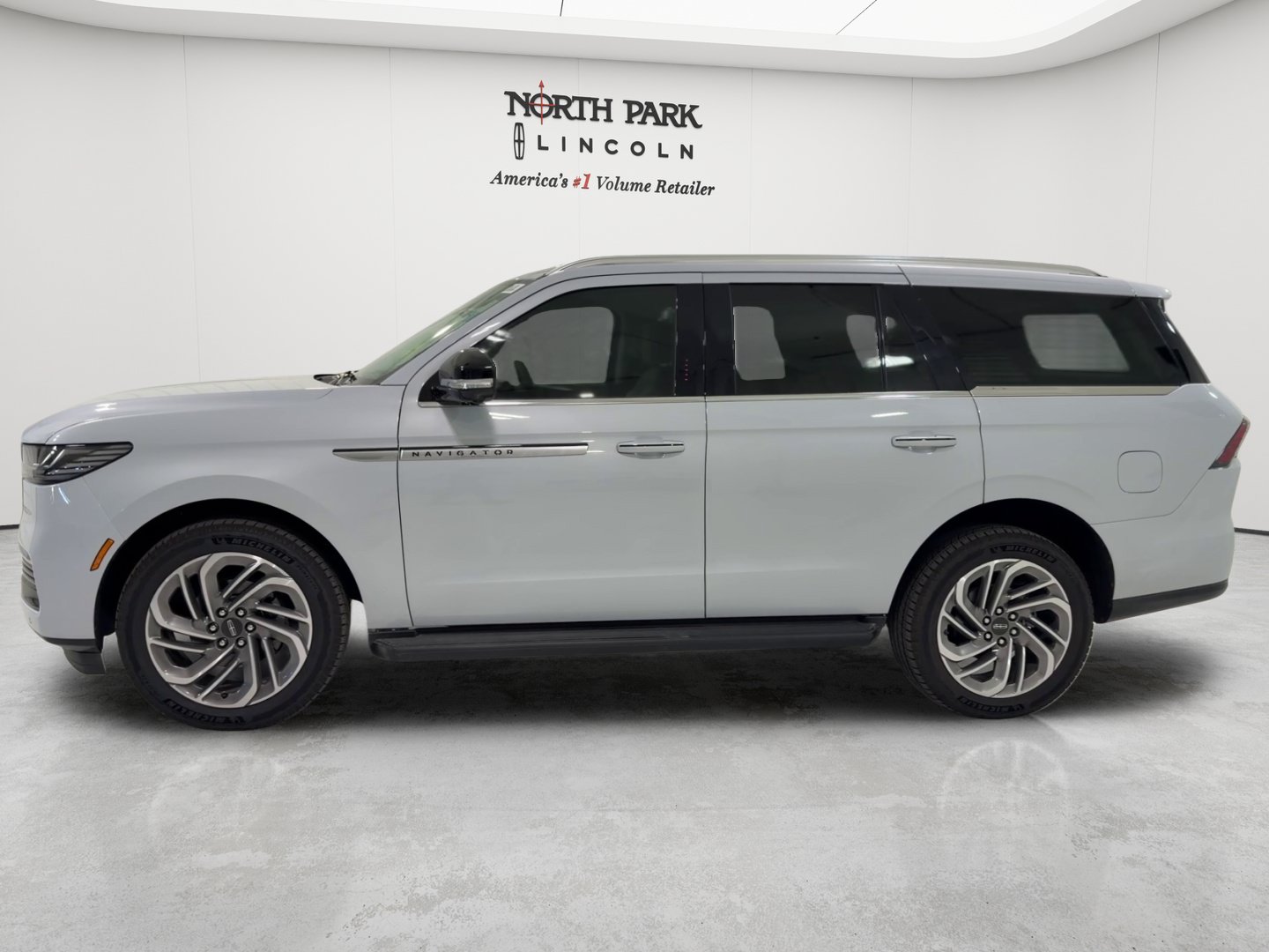 Used 2026 Lincoln Navigator Premiere AWD/4WD image 2