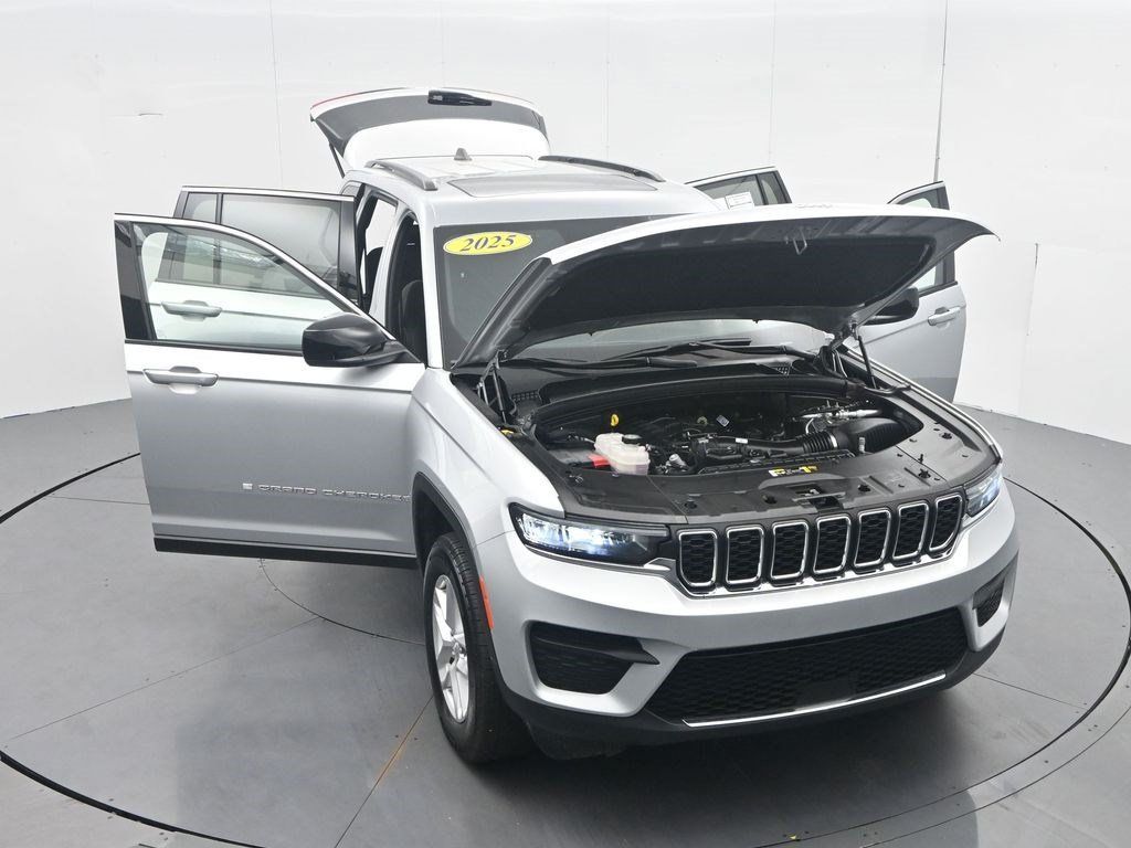 Used 2025 Jeep Grand Cherokee Laredo X AWD/4WD image 41